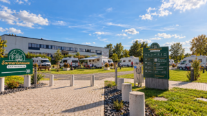 Einladender Caravanpark unter blauem Himmel